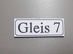 Bild von Gleisschild klein alte Schrift Gleis 7