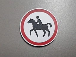 Bild von Verkehrsschild Verbot für Reiter