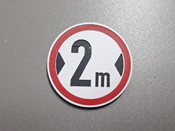 Bild von Verkehrsschild Verbot für Fahrzeuge über 2m Breite