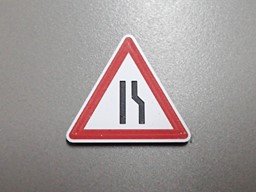 Bild von Verkehrsschild Achtung Verengte Fahrbahn rechts