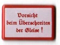 Zeige Details für Vorsicht beim Überschreiten der Gleise Bild von Vorsicht beim Überschreiten der Gleise
