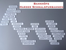 Zeige Details für Bahnhofsschild Harzer Schmalspurbahn Bild von Bahnhofsschild Harzer Schmalspurbahn
