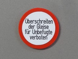Zeige Details für Überschreiten der Gleise verboten Bild von Überschreiten der Gleise verboten