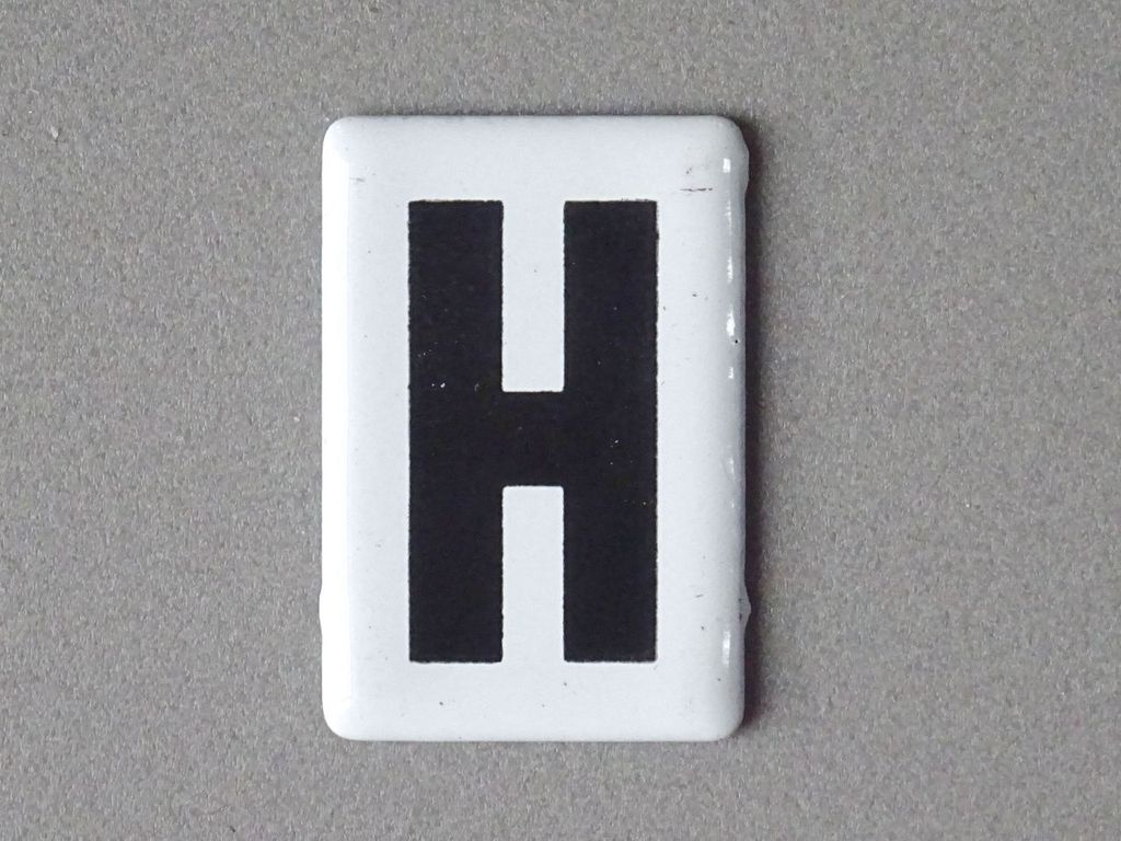 H - Tafel Ne 5 DB, schwarzes H auf weißem Grund 18 x 27 mm Emaille