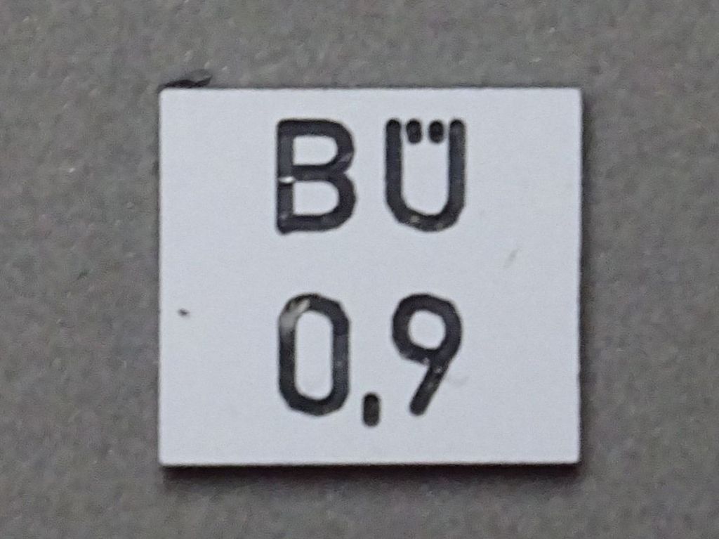 Zusatzschild BÜ 0,9, weiss 9,5 x 8,5 mm, 2-Schicht-Kunststoff
