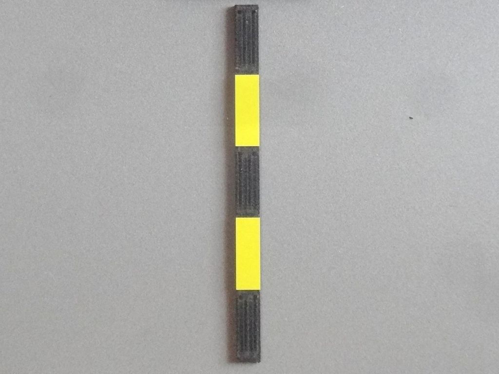Mastschild schwarz-gelb groß 75 x 5 mm, 2-Schicht-Kunststoff