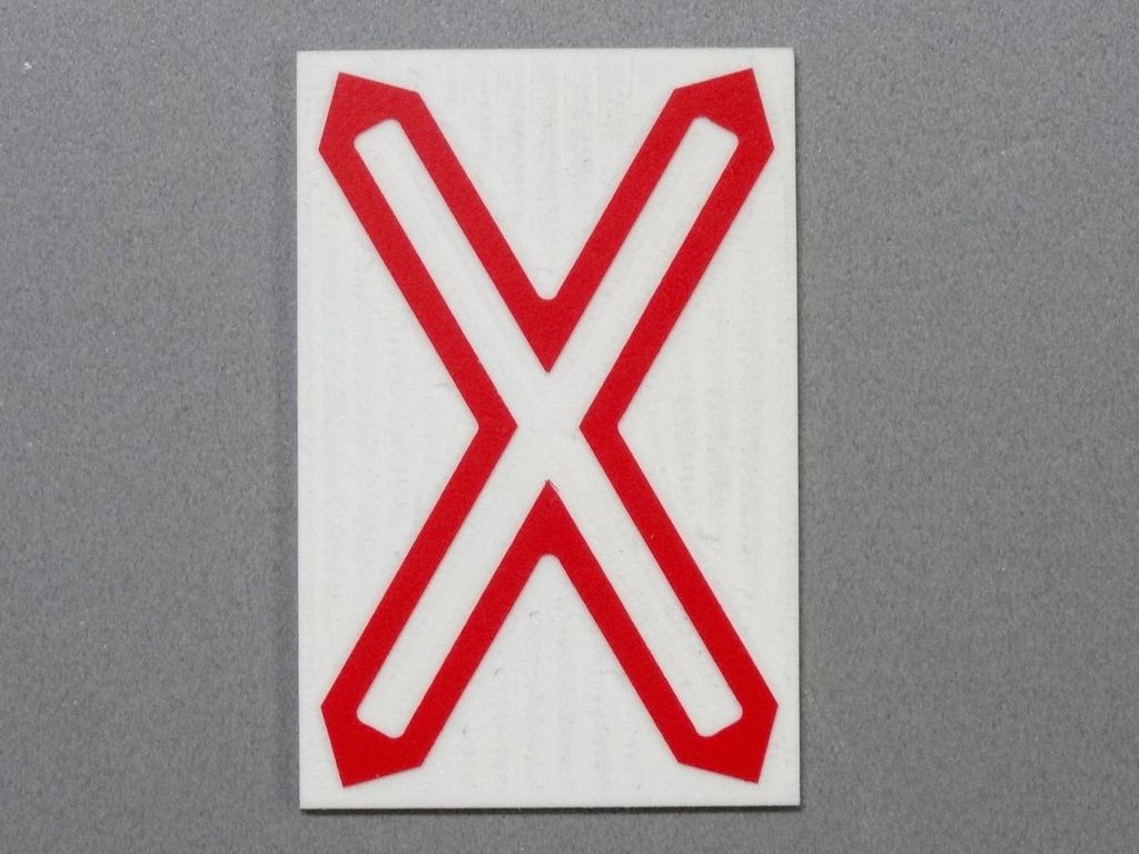 Andreaskreuz Österreich: freigestelltes Kreuz 28 x 43 mm, 2-Schicht-Kunststoff