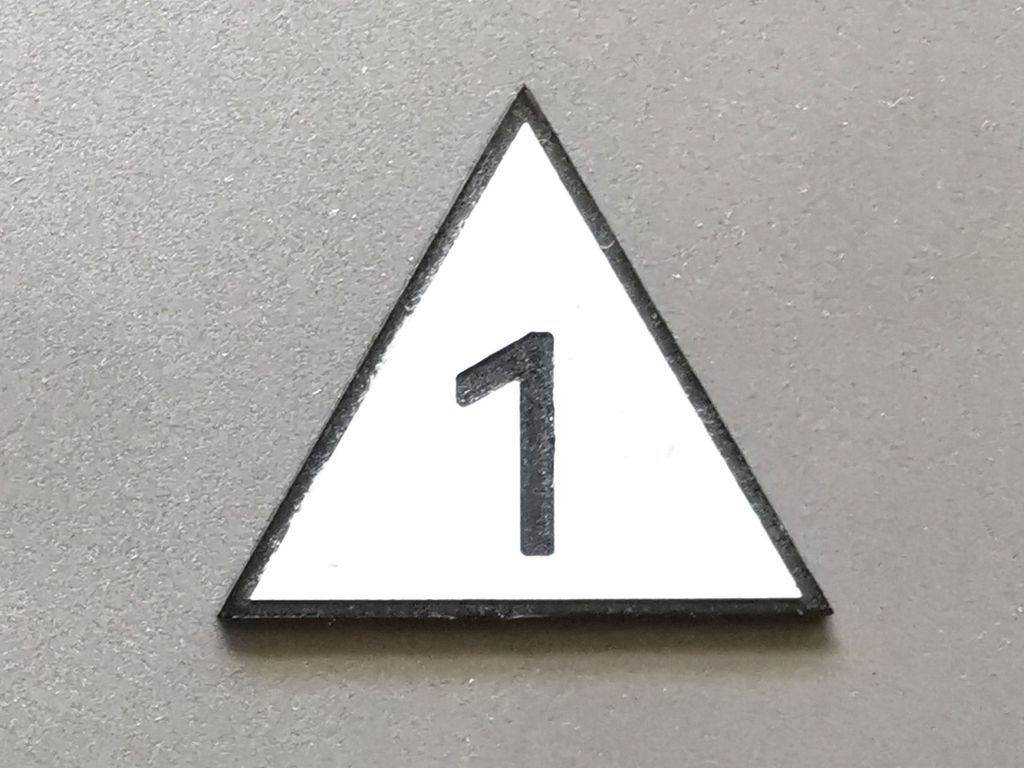 Geschwindigkeitstafel Lf 4, schwarz/weiß, Spitze oben 1  30 mm, 2-Schicht-Kunststoff