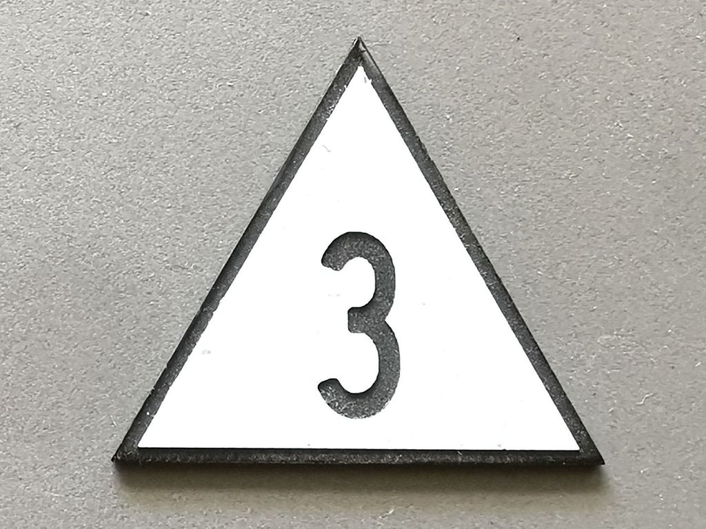 Geschwindigkeitstafel Lf 4, schwarz/weiß, Spitze oben 3  30 mm, 2-Schicht-Kunststoff