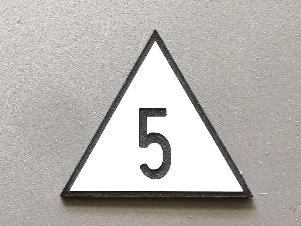 Geschwindigkeitstafel Lf 4, schwarz/weiß, Spitze oben 5  30 mm, 2-Schicht-Kunststoff