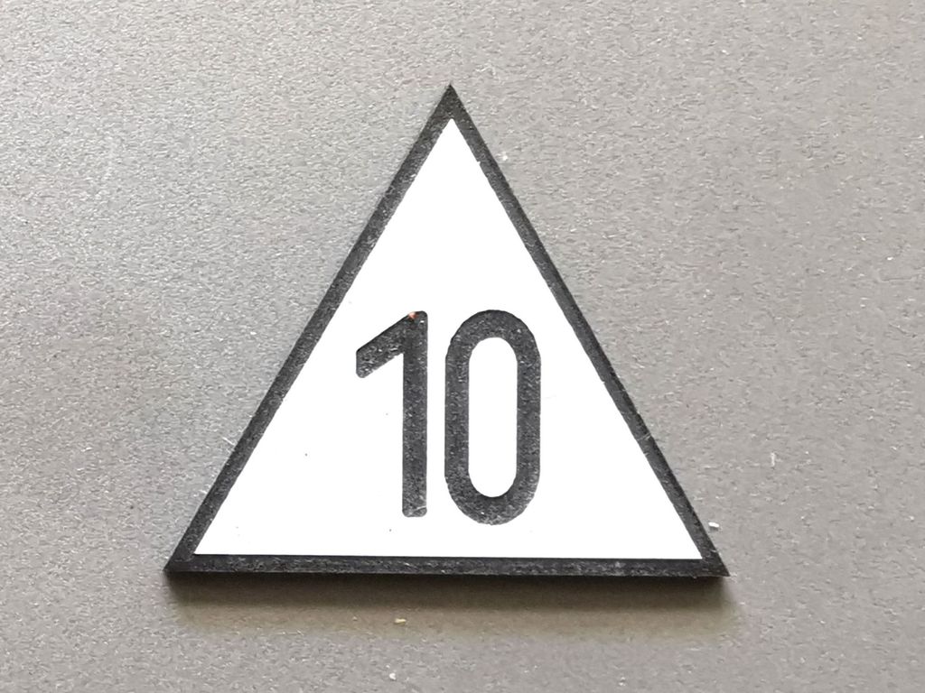 Geschwindigkeitstafel Lf 4, schwarz/weiß, Spitze oben 10  30 mm, 2-Schicht-Kunststoff