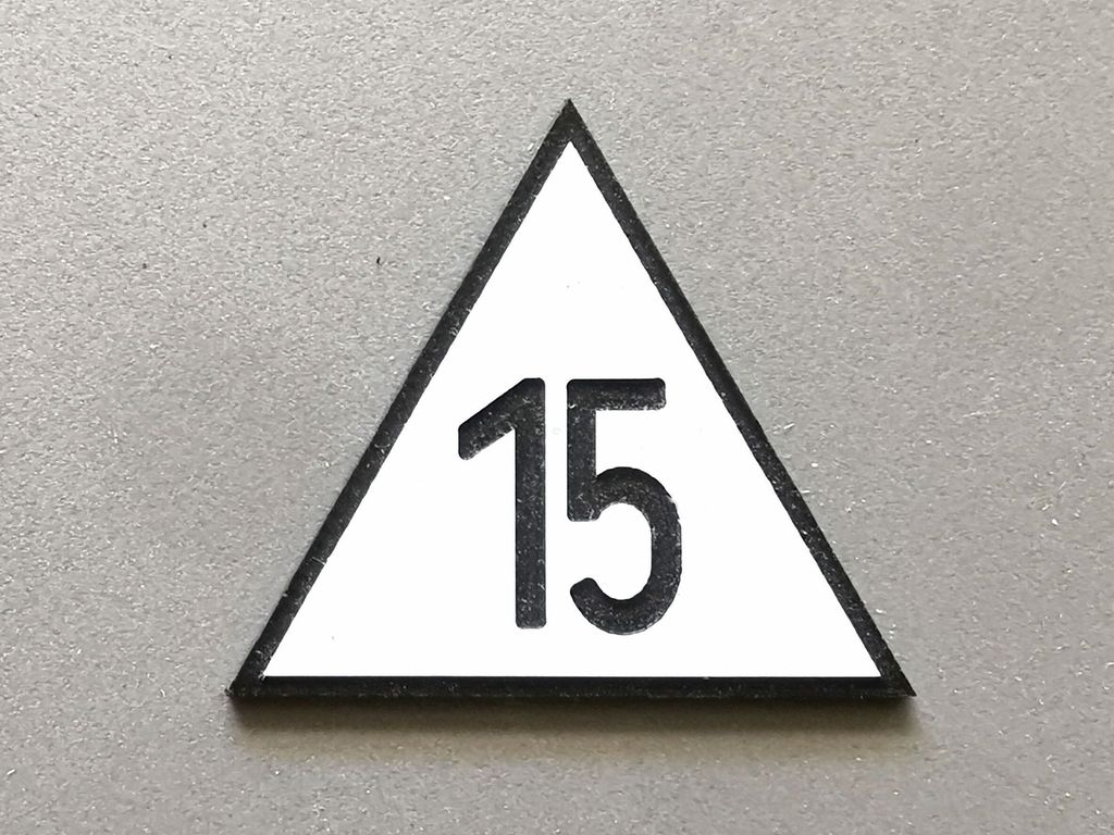 Geschwindigkeitstafel Lf 4, schwarz/weiß, Spitze oben 15  30 mm, 2-Schicht-Kunststoff