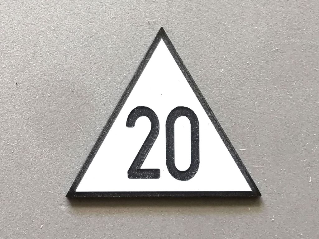 Geschwindigkeitstafel Lf 4, schwarz/weiß, Spitze oben 20  30 mm, 2-Schicht-Kunststoff