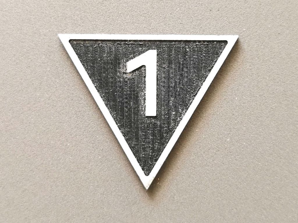 Geschwindigkeitsanzeiger Zs 3, weiß/schwarz, Spitze unten 1  30 mm, 2-Schicht-Kunststoff