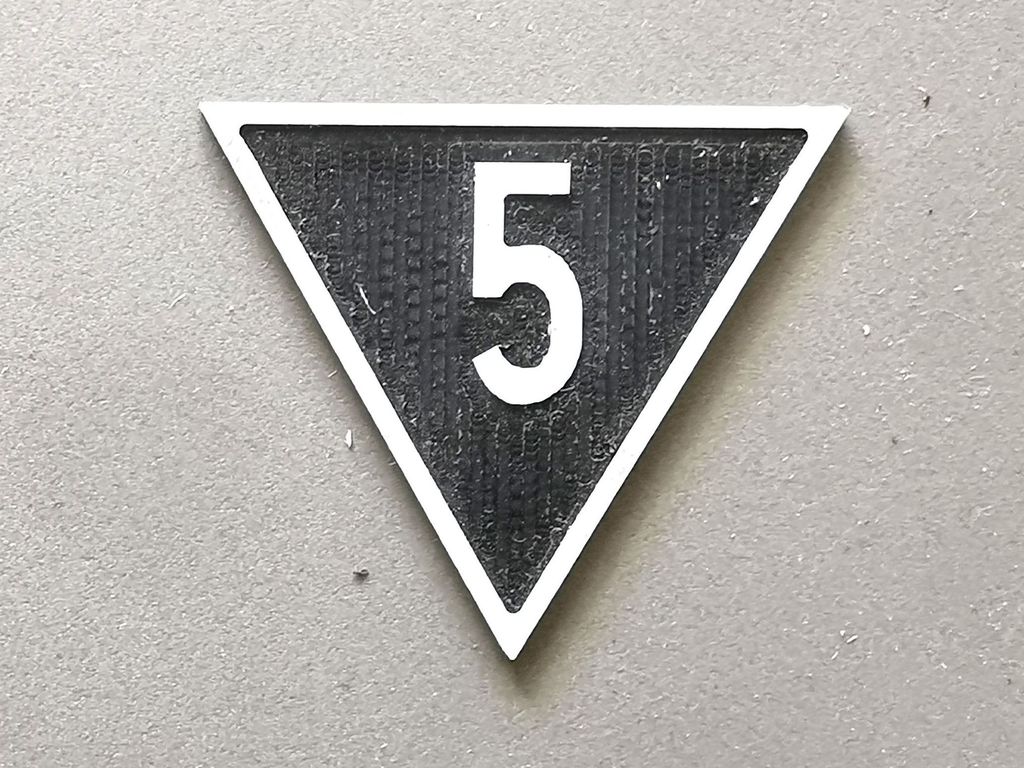 Geschwindigkeitsanzeiger Zs 3, weiß/schwarz, Spitze unten 5  30 mm, 2-Schicht-Kunststoff