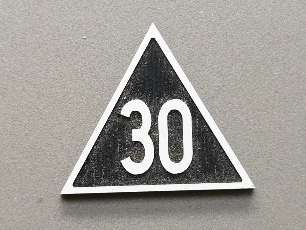 Geschwindigkeitsanzeiger Zs 3, weiß/schwarz, Spitze oben 30  30 mm, 2-Schicht-Kunststoff