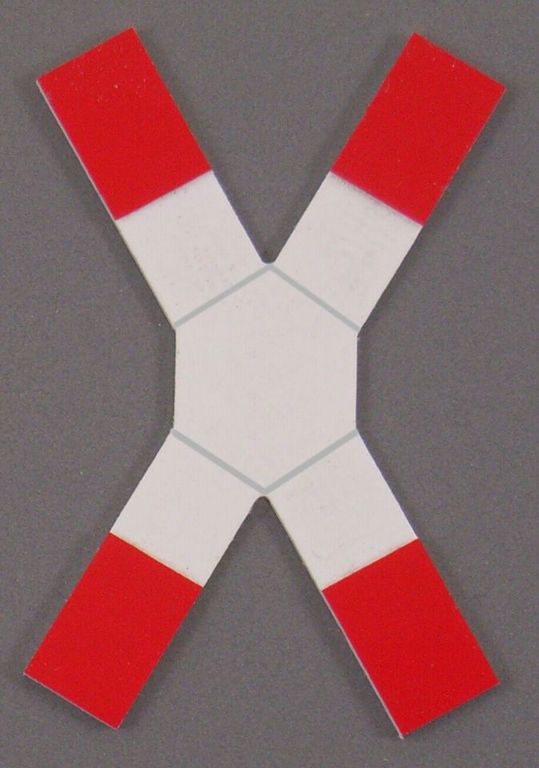 Andreaskreuz DR, 1:22,5 Standard 35 x 52 mm, 2-Schicht-Kunststoff
