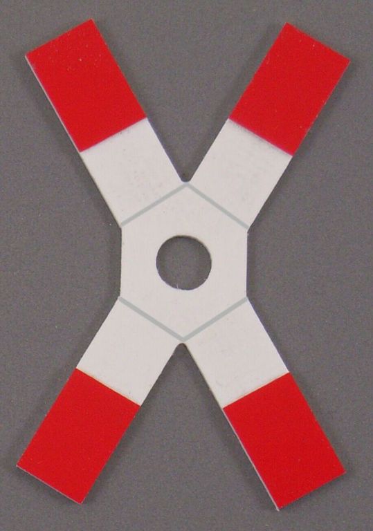 Andreaskreuz DR, 1:22,5 mit Loch 35 x 52 mm, 2-Schicht-Kunststoff