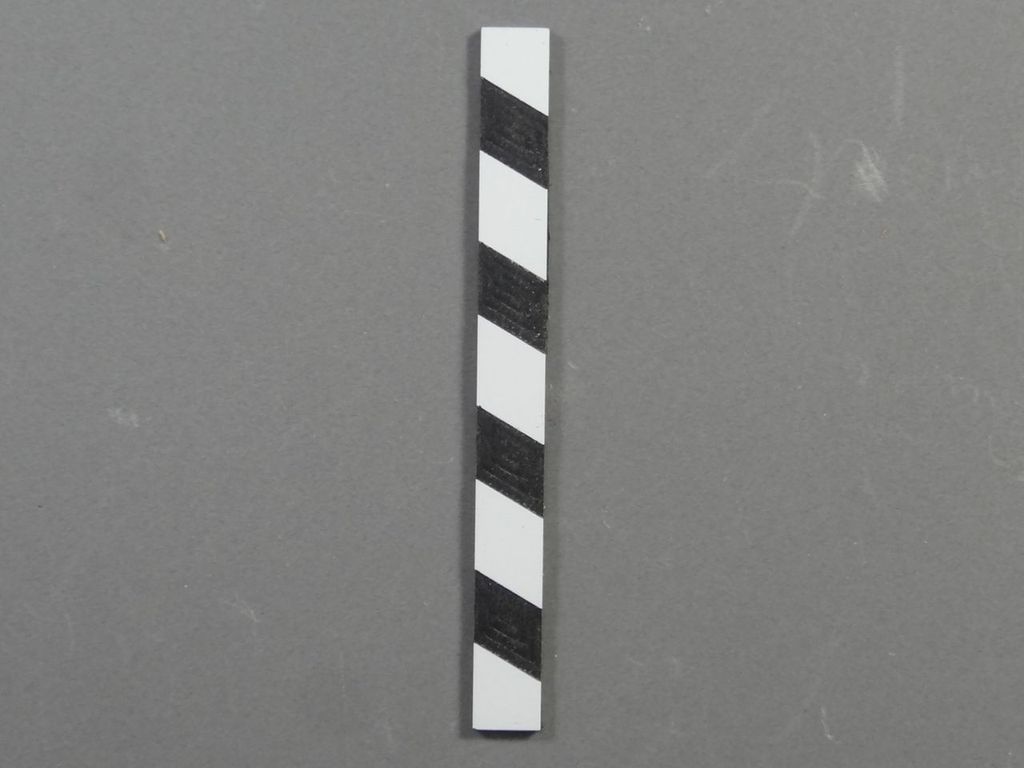 Signalmastenmarkierung 4 schwarze Streifen diagonal 6 x 65 mm, 2-Schicht-Kunststoff