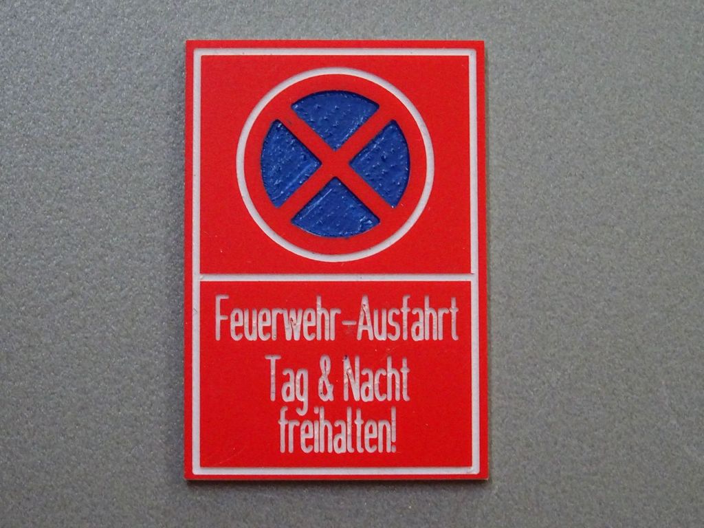 Feuerwehr-Ausfahrt Tag & Nacht freihalten 25 x 37 mm, 3-Schicht-Kunststoff