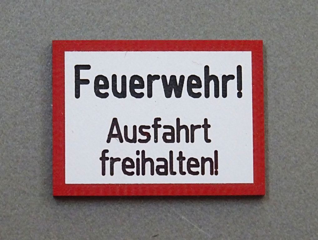 Feuerwehr! Ausfahrt freihalten! 25 x 18,5 mm, 3-Schicht-Kunststoff