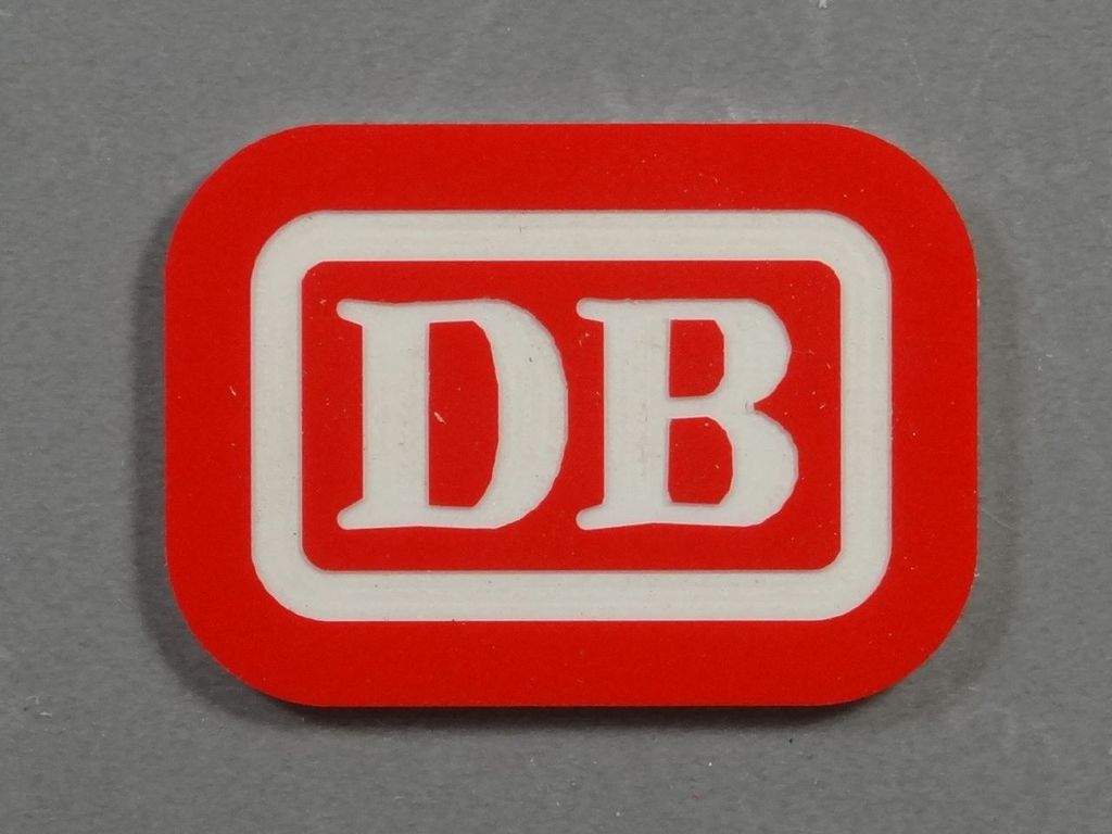 DB-Zeichen groß,  Weiße Schrift auf Rot 30 x 21 mm, 2-Schicht-Kunststoff