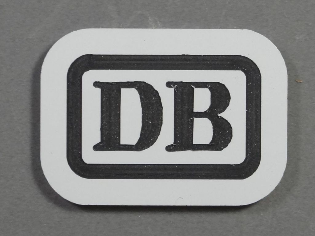 DB-Zeichen klein, Schwarze Schrift auf Weiß 20 x 14 mm, 2-Schicht-Kunststoff