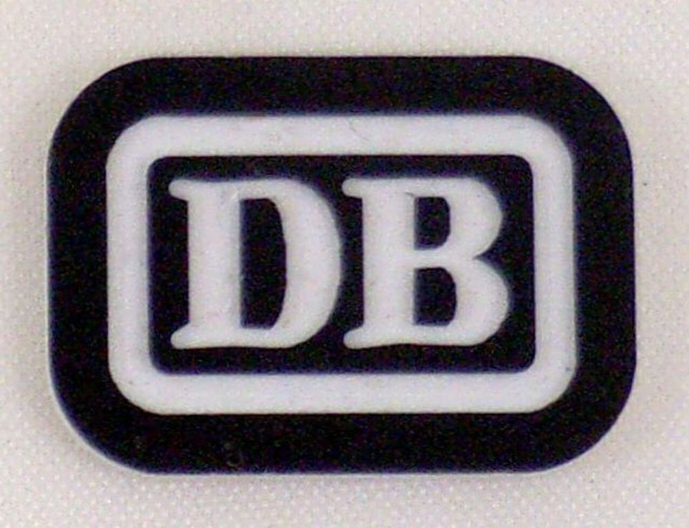 DB-Zeichen klein,  Weiße Schrift auf Schwarz 20 x 14 mm, 2-Schicht-Kunststoff
