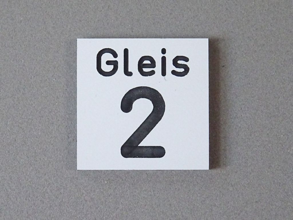 Gleisnummernschild groß:Gleis 2 22 x 22 mm, 2-Schicht-Kunststoff