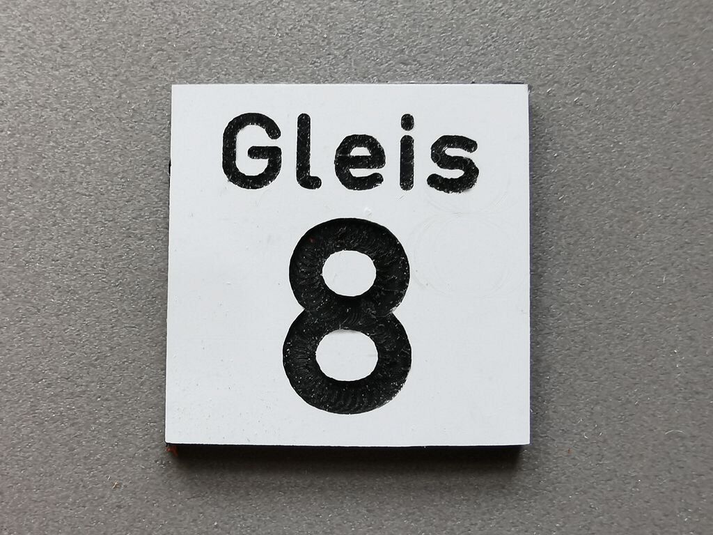 Gleisnummernschild groß:Gleis 8 22 x 22 mm, 2-Schicht-Kunststoff
