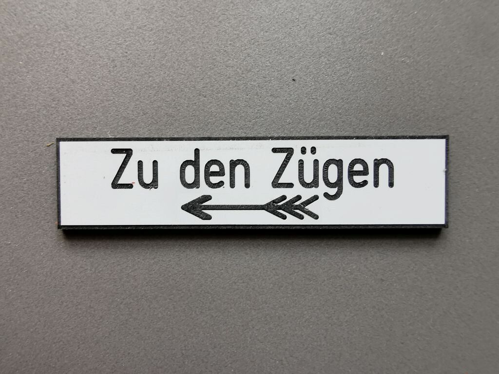 Zu den Zügen, nach links, Kunststoff 55 x 13 mm, 2-Schicht-Kunststoff