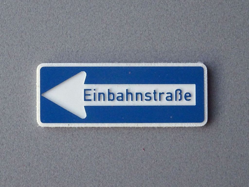 Einbahnstrasse nach links 36 x 13 mm, 2-Schicht-Kunststoff