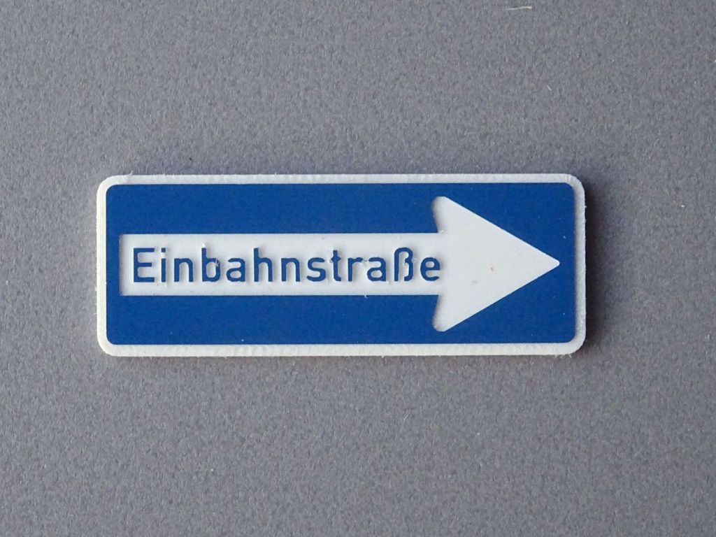 Einbahnstrasse nach rechts 36 x 13 mm, 2-Schicht-Kunststoff