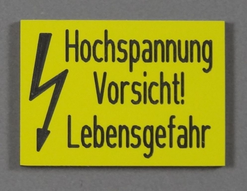 Hochspannung Vorsicht Lebensgefahr, 1:32 12 x 16 mm, 2-Schicht-Kunststoff