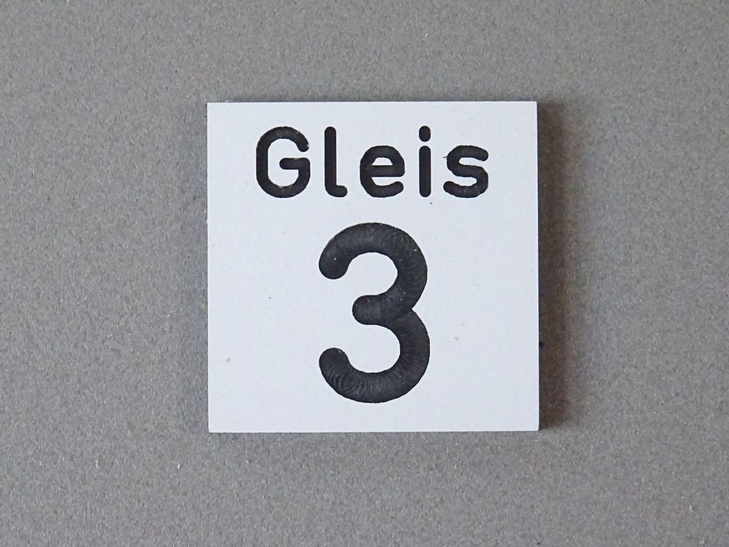 Gleisnummernschild klein: Gleis 3 17 x 17 mm, 2-Schicht-Kunststoff