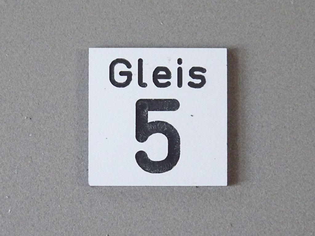 Gleisnummernschild klein: Gleis 5 17 x 17 mm, 2-Schicht-Kunststoff