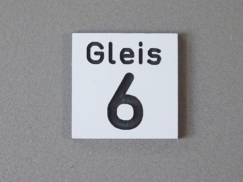 Gleisnummernschild klein: Gleis 6 17 x 17 mm, 2-Schicht-Kunststoff