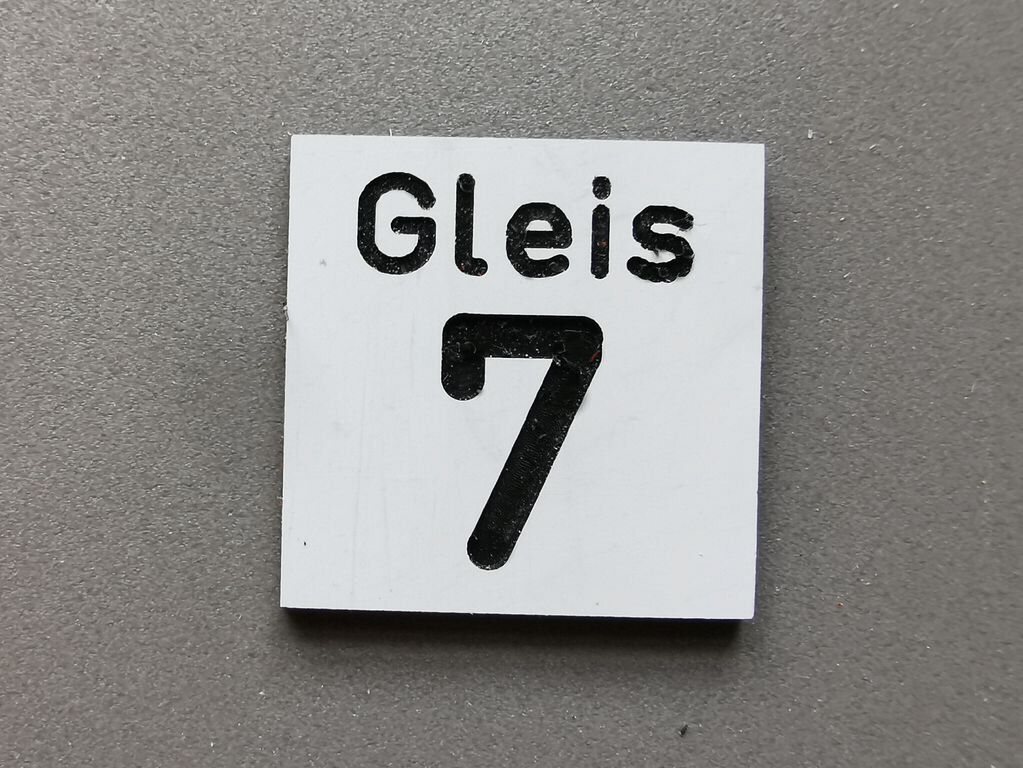 Gleisnummernschild klein: Gleis 7 17 x 17 mm, 2-Schicht-Kunststoff