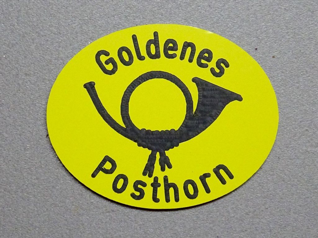 Goldenes Posthorn 40 x 33 mm, 2-Schicht-Kunststoff