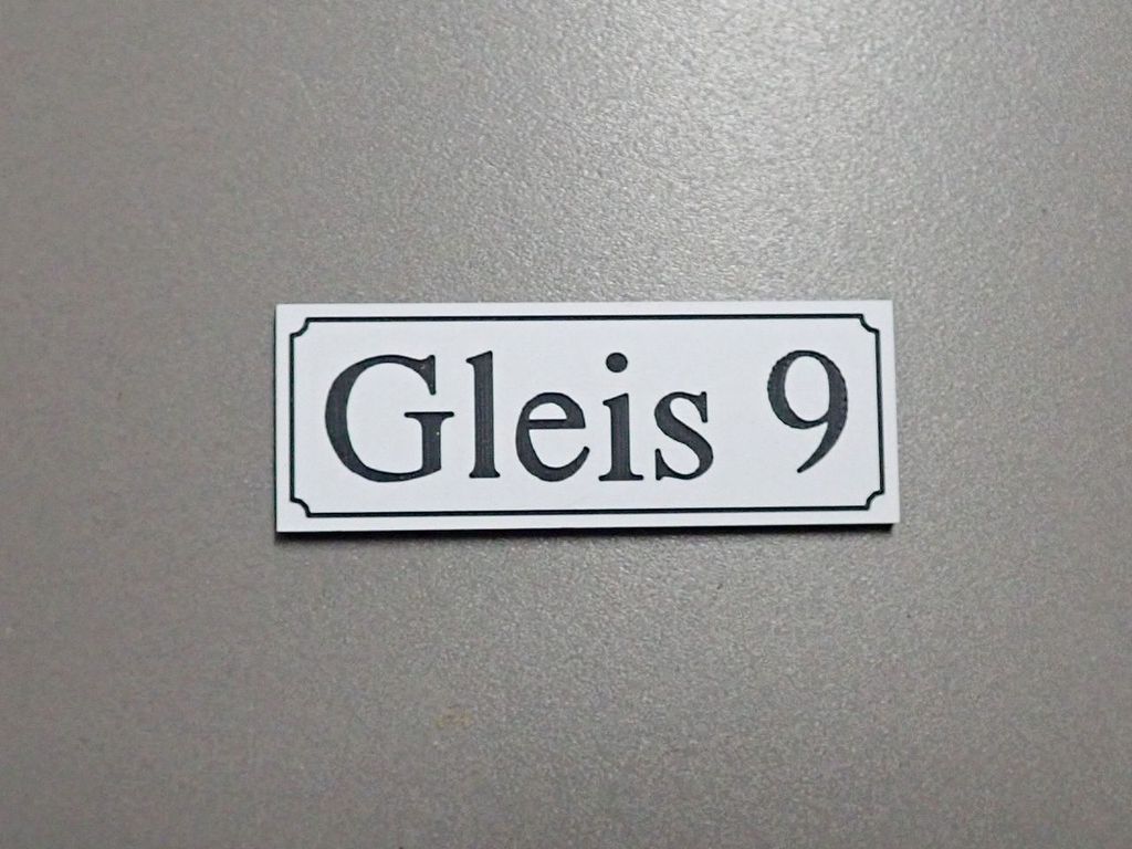 Gleisschild alte Schrift Gleis 9 44 x 16 mm, 2-Schicht-Kunststoff