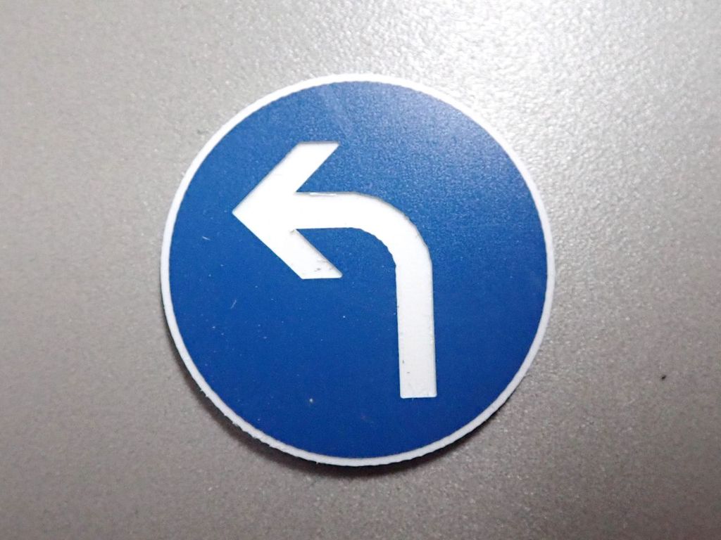 Verkehrsschild Fahrtrichtung links 26,5 mm 2-Schicht-Kunststoff
