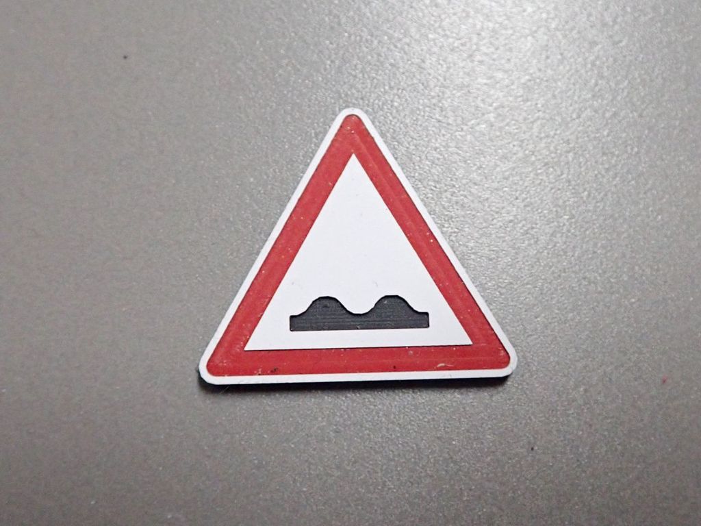 Verkehrsschild Achtung Unebene Fahrbahn 26,5 x 23,5mm 2-Schicht-Kunststoff