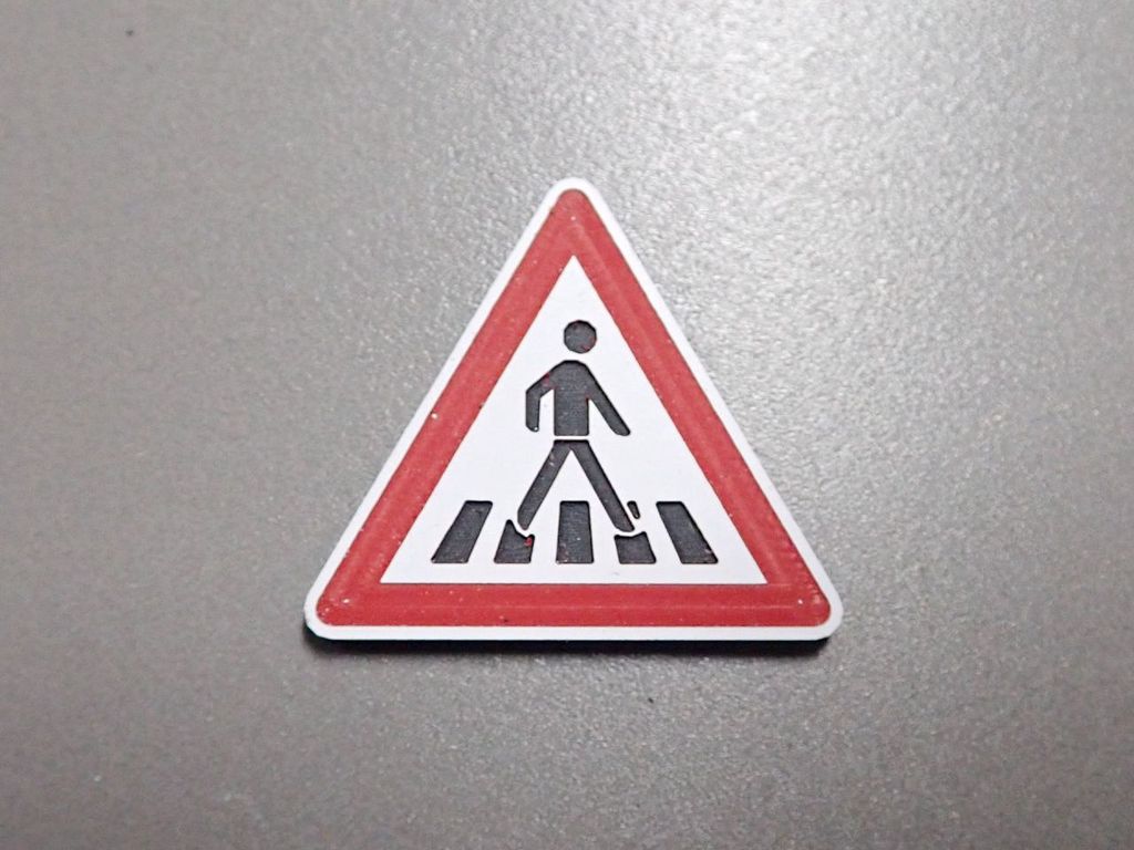 Verkehrsschild Achtung Fußgängerüberweg 26,5 x 23,5mm 2-Schicht-Kunststoff