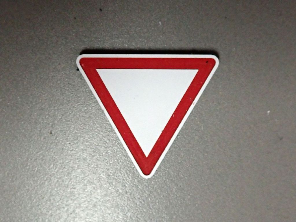 Verkehrsschild Vorfahrt achten 26,5 x 23,5mm 2-Schicht-Kunststoff