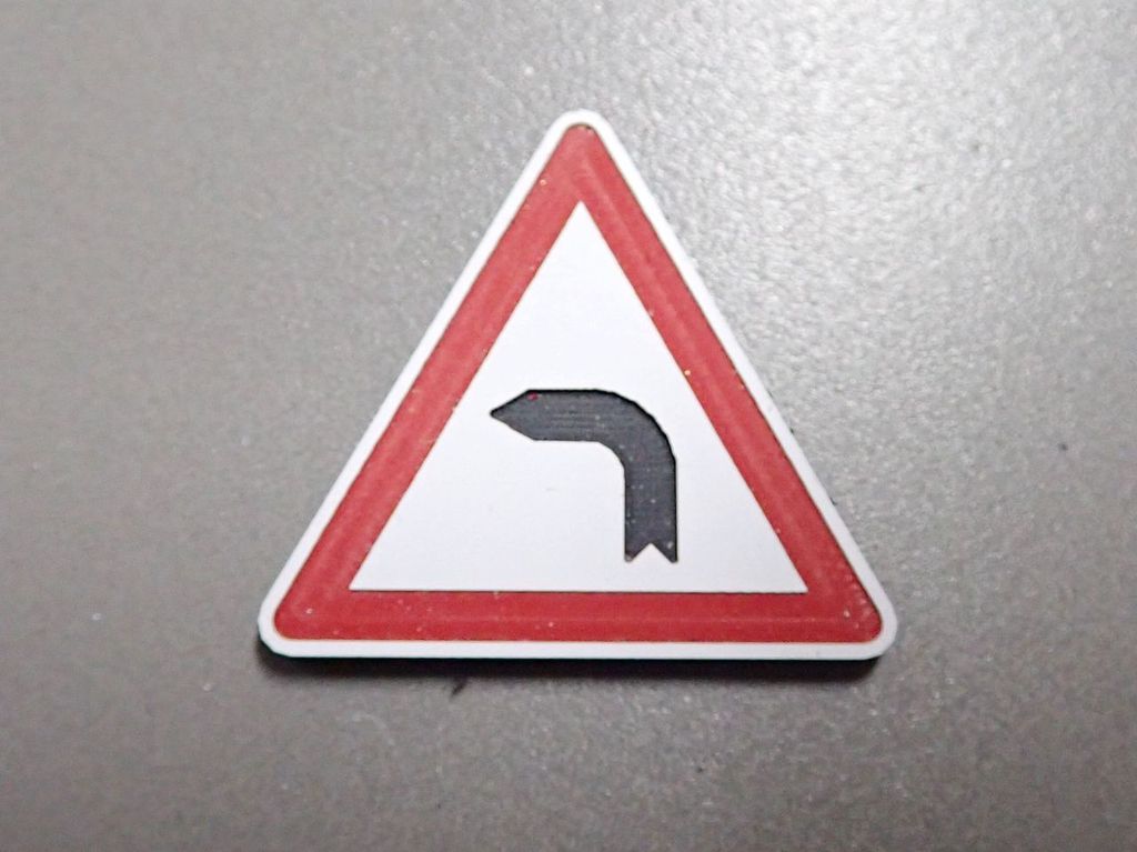 Verkehrsschild Achtung scharfe Linkskurve 26,5 x 23,5mm 2-Schicht-Kunststoff