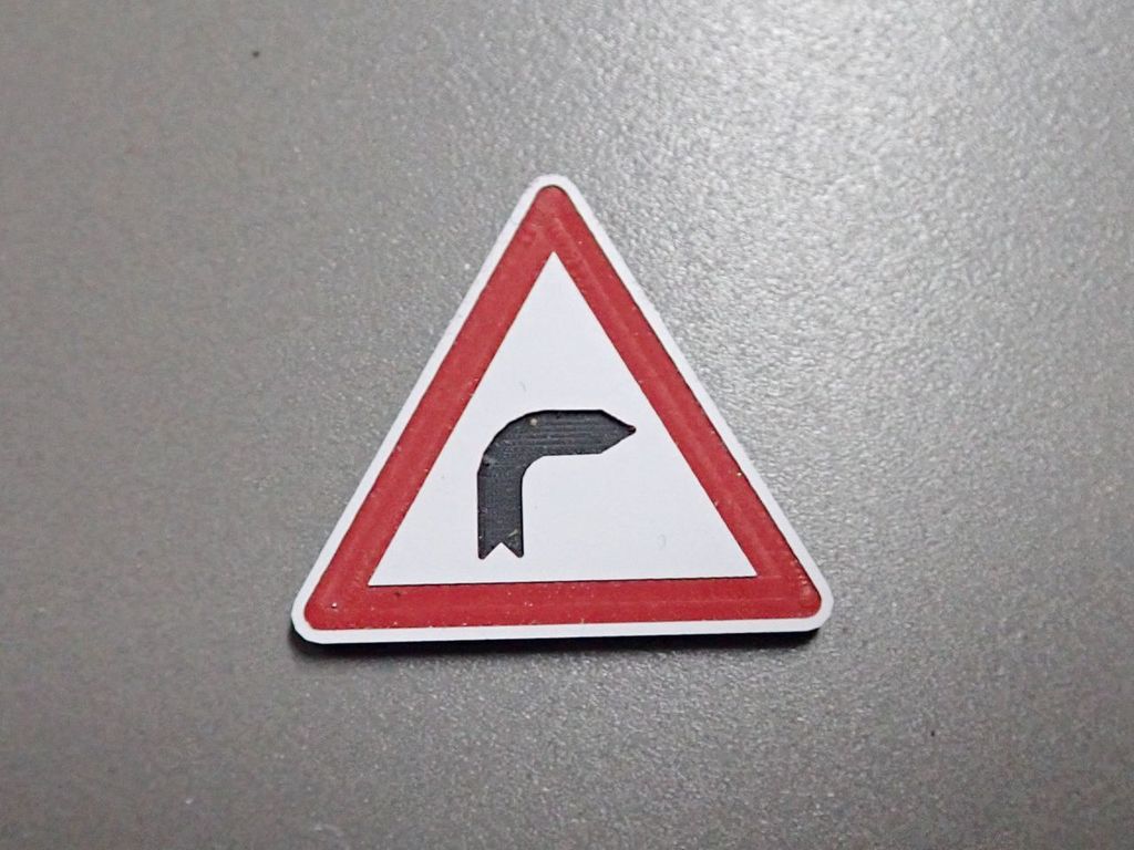 Verkehrsschild Achtung scharfe Rechtskurve 26,5 x 23,5mm 2-Schicht-Kunststoff