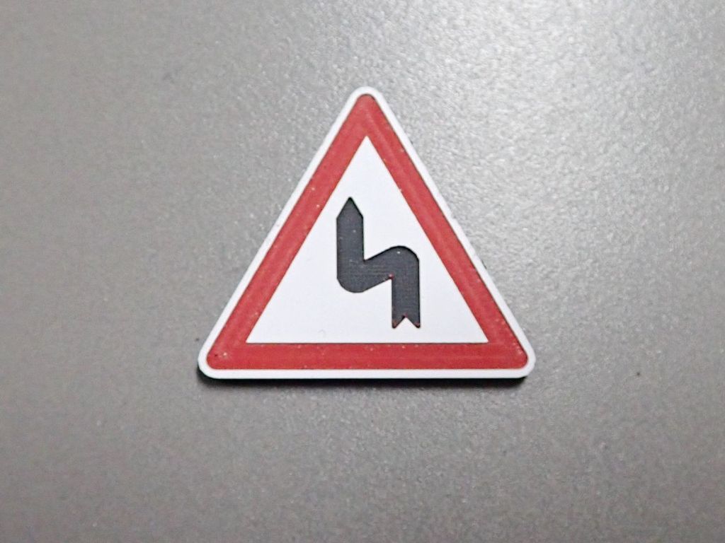 Verkehrsschild Achtung scharfe S-Kurve 26,5 x 23,5mm 2-Schicht-Kunststoff