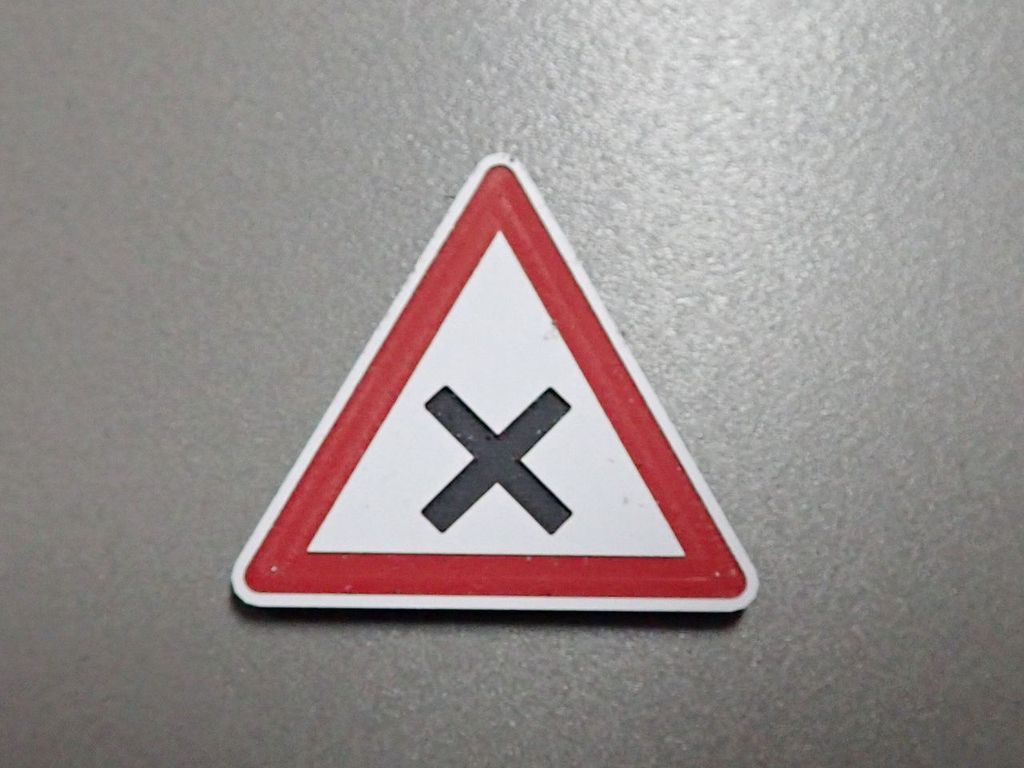 Verkehrsschild Achtung Kreuzung 26,5 x 23,5mm 2-Schicht-Kunststoff