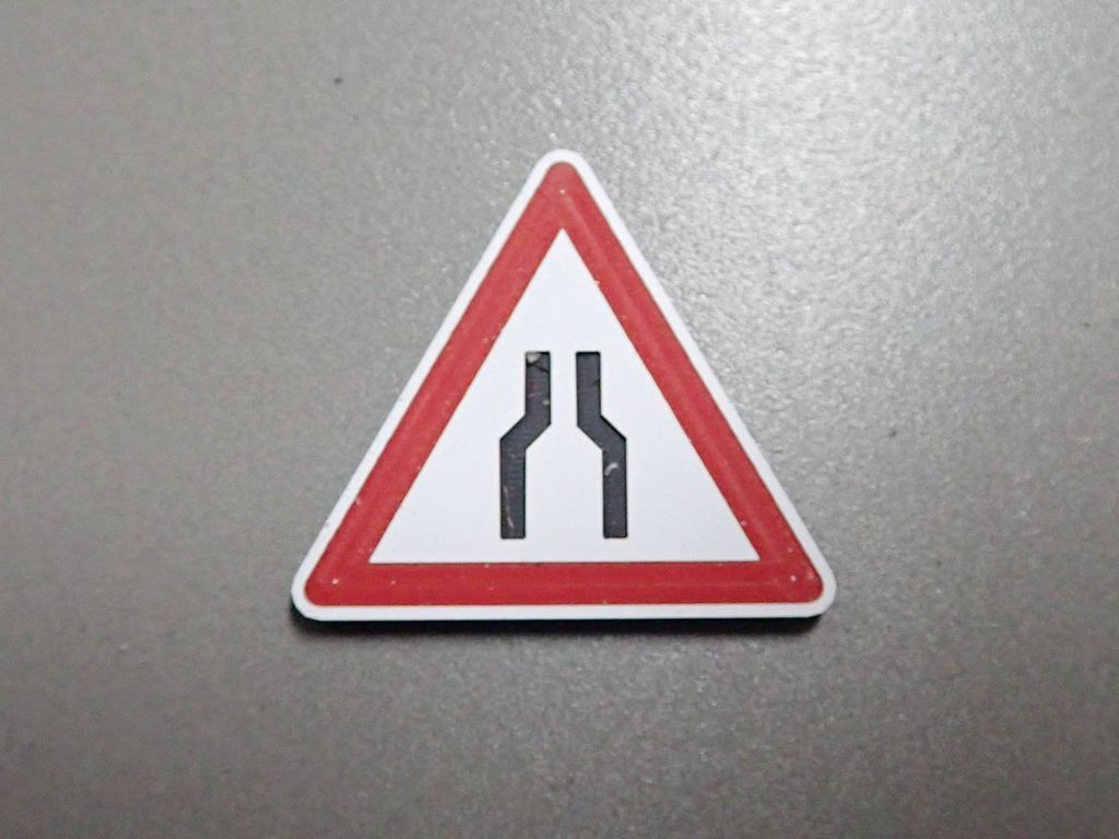 Verkehrsschild Achtung Verengte Fahrbahn 26,5 x 23,5mm 2-Schicht-Kunststoff