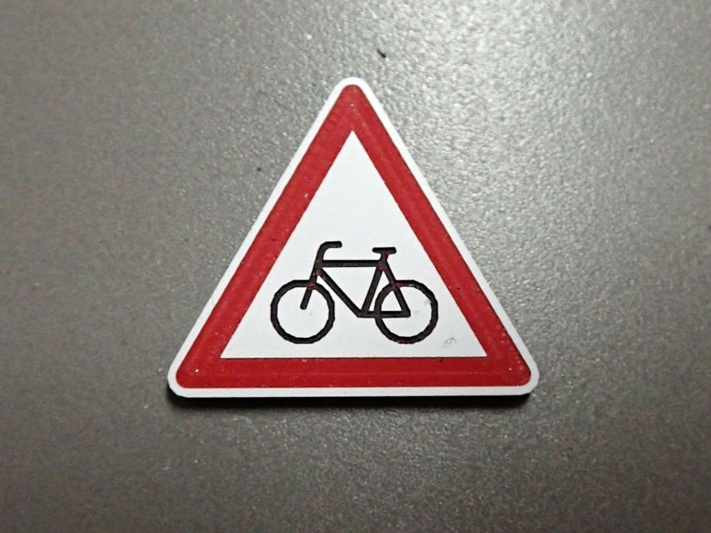 Verkehrsschild Achtung Radfahrer 26,5 x 23,5mm 2-Schicht-Kunststoff